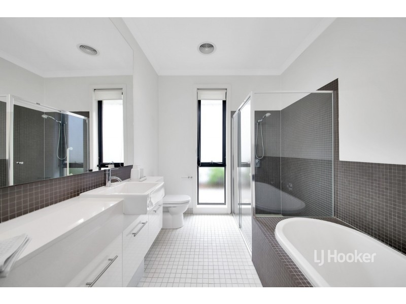 44 Signature Boulevard, Sanctuary Lakes VIC 3030