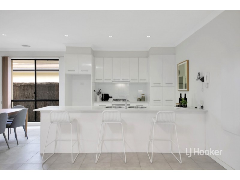 44 Signature Boulevard, Sanctuary Lakes VIC 3030