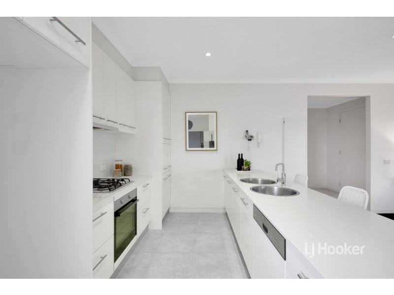 44 Signature Boulevard, Sanctuary Lakes VIC 3030