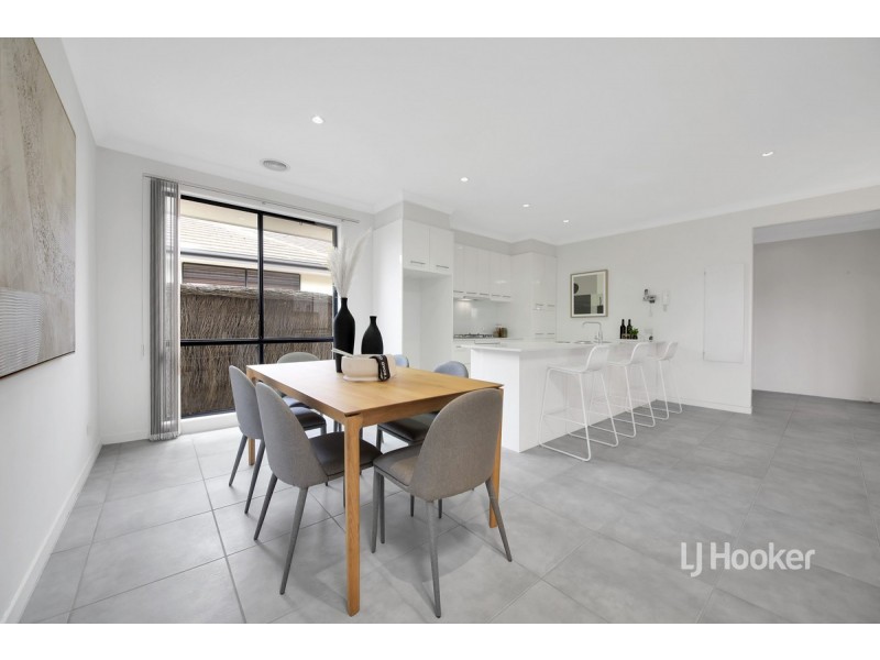 44 Signature Boulevard, Sanctuary Lakes VIC 3030