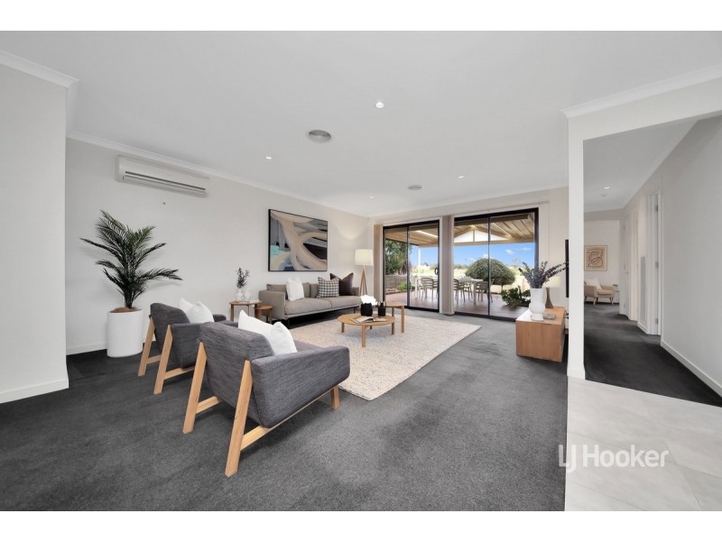 44 Signature Boulevard, Sanctuary Lakes VIC 3030