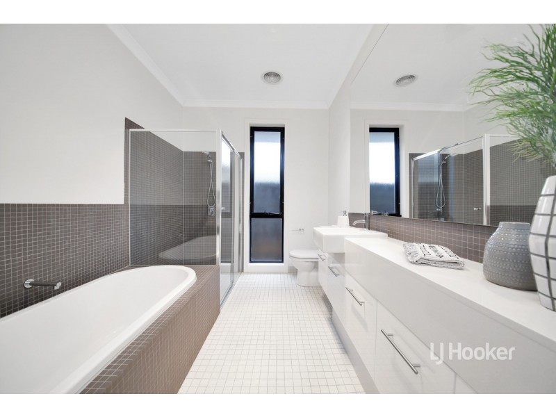 44 Signature Boulevard, Sanctuary Lakes VIC 3030