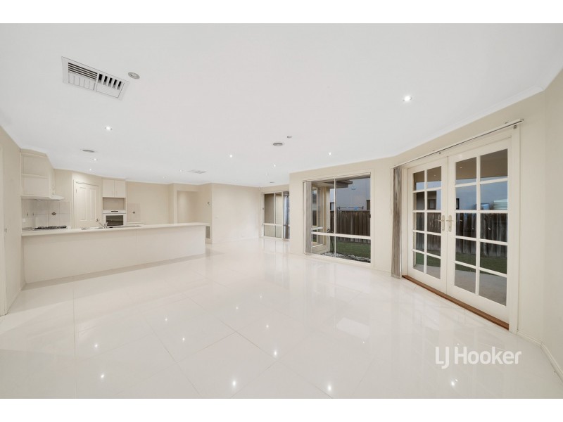 12 Monterey Bay Drive, Sanctuary Lakes VIC 3030