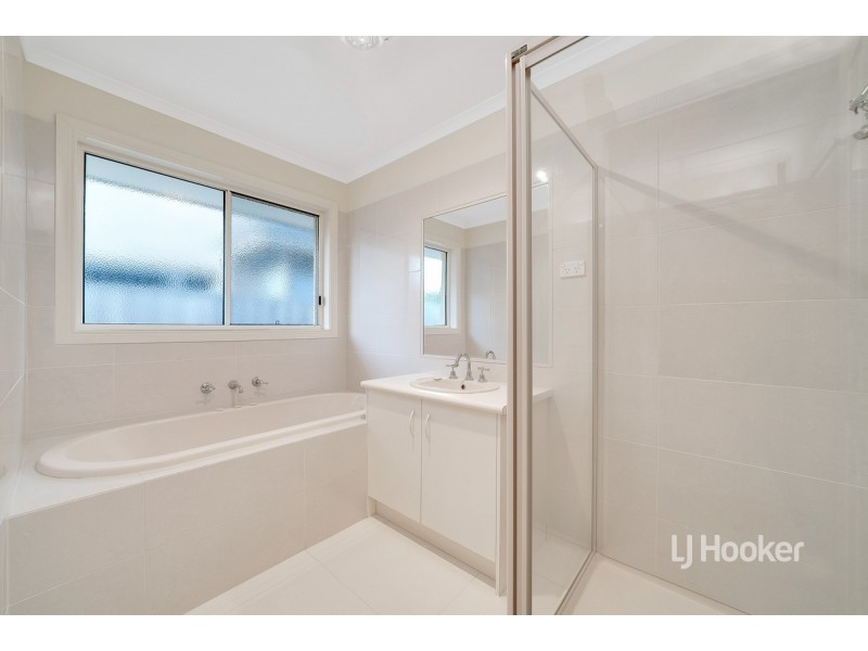 12 Monterey Bay Drive, Sanctuary Lakes VIC 3030