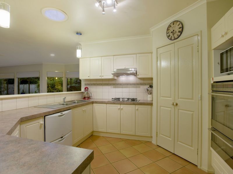 33 Lakeside Drive, Sanctuary Lakes VIC 3030