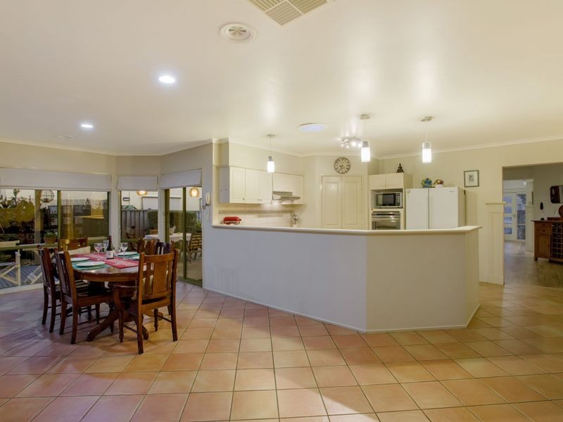33 Lakeside Drive, Sanctuary Lakes VIC 3030