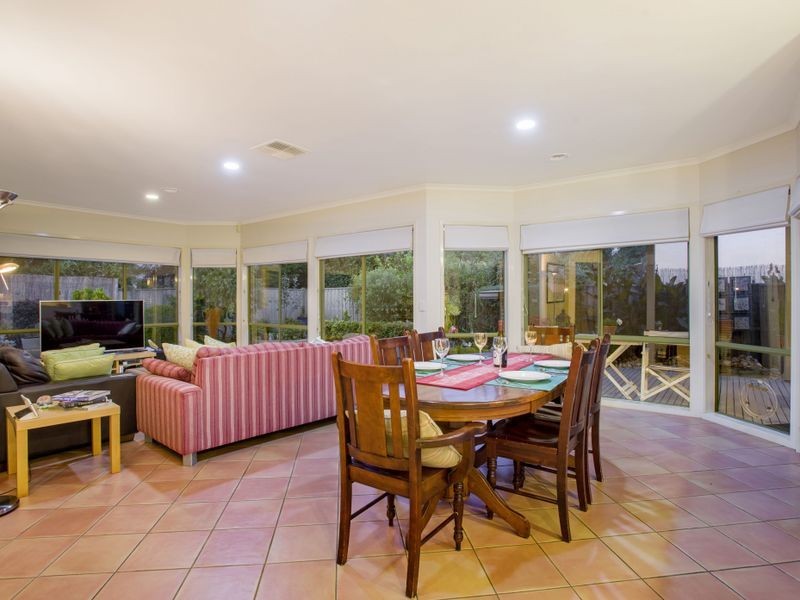 33 Lakeside Drive, Sanctuary Lakes VIC 3030