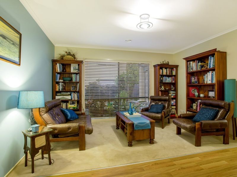 33 Lakeside Drive, Sanctuary Lakes VIC 3030