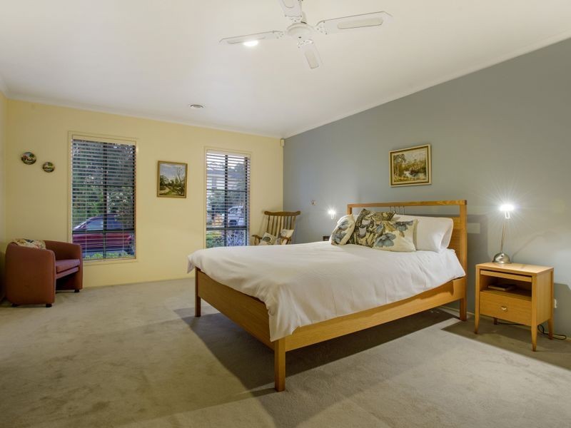 33 Lakeside Drive, Sanctuary Lakes VIC 3030