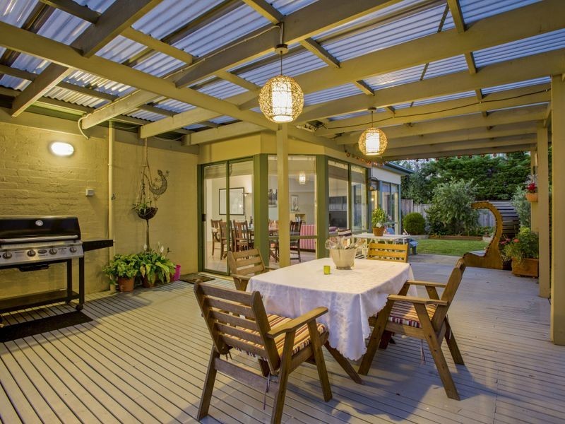 33 Lakeside Drive, Sanctuary Lakes VIC 3030