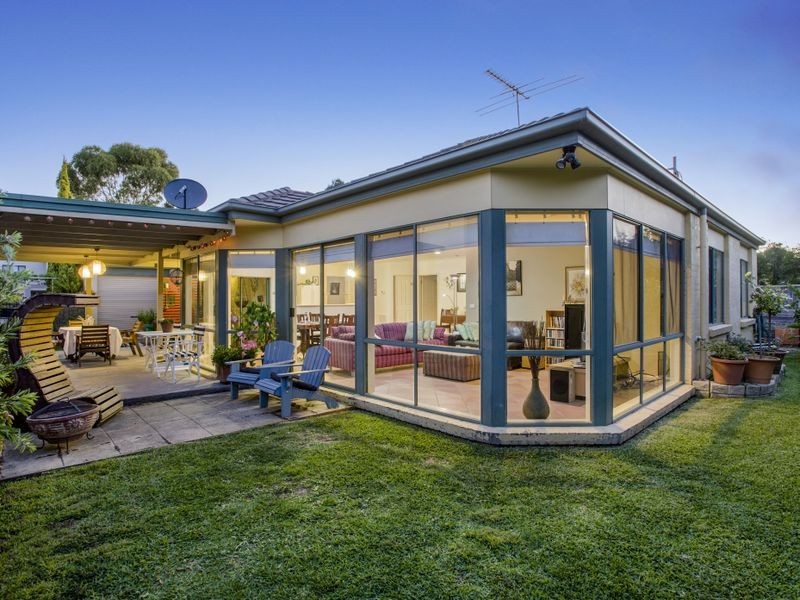 33 Lakeside Drive, Sanctuary Lakes VIC 3030