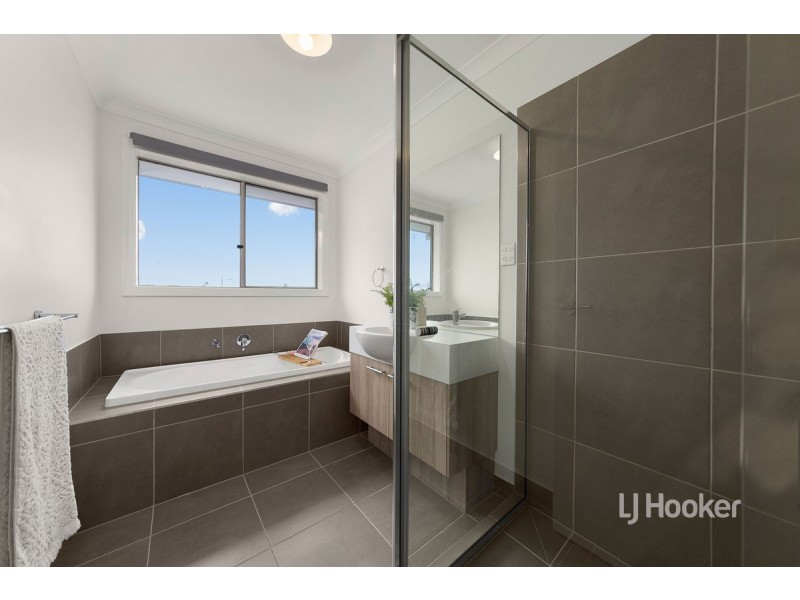 10 Akthar Avenue, Rockbank VIC 3335