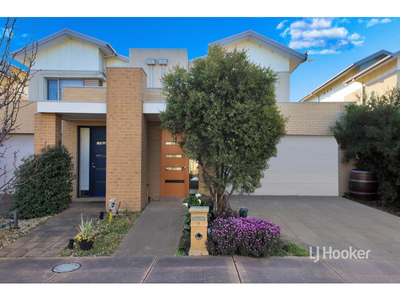 11 Broadbeach Circuit, Sanctuary Lakes VIC 3030