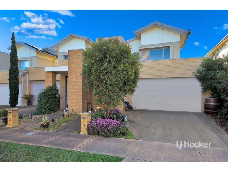 11 Broadbeach Circuit, Sanctuary Lakes VIC 3030