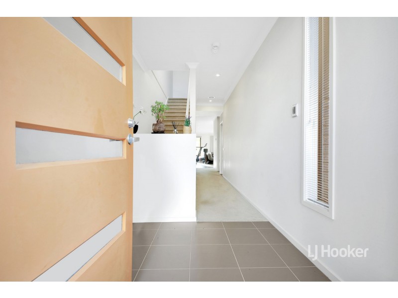 11 Broadbeach Circuit, Sanctuary Lakes VIC 3030