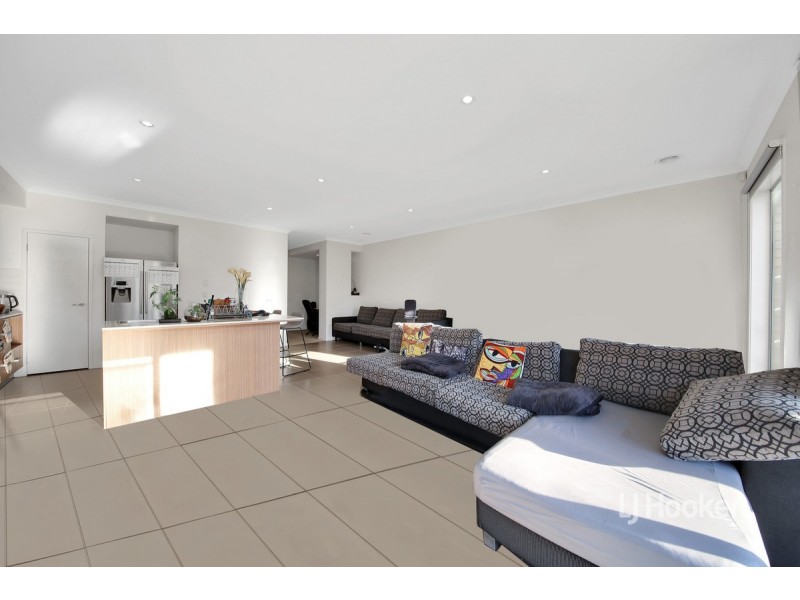 11 Broadbeach Circuit, Sanctuary Lakes VIC 3030