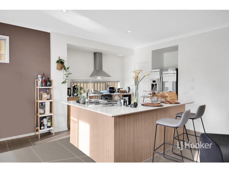 11 Broadbeach Circuit, Sanctuary Lakes VIC 3030