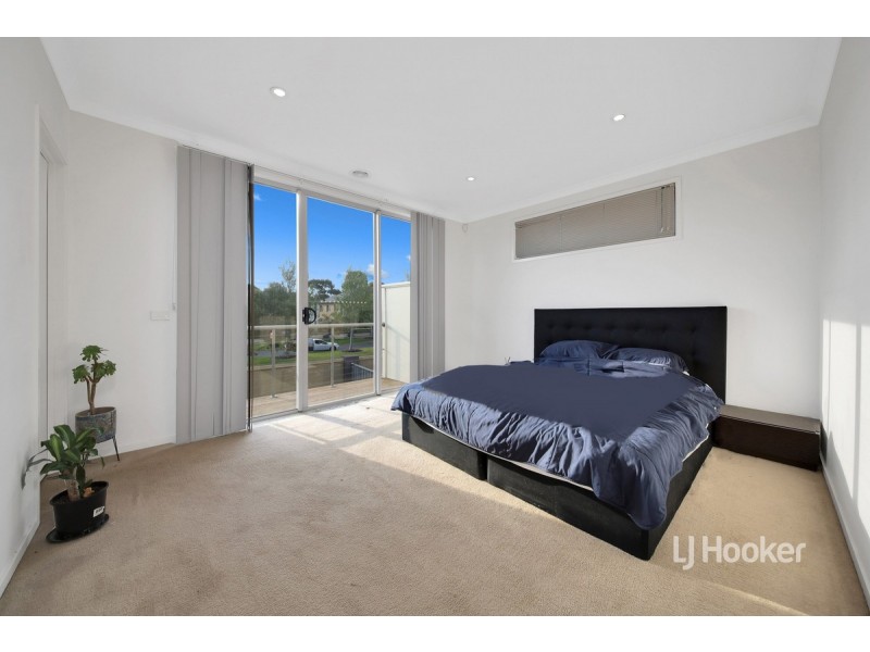 11 Broadbeach Circuit, Sanctuary Lakes VIC 3030