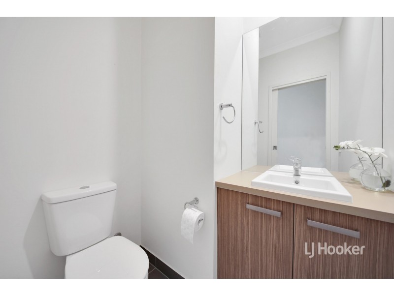 11 Broadbeach Circuit, Sanctuary Lakes VIC 3030