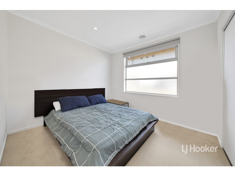 11 Broadbeach Circuit, Sanctuary Lakes VIC 3030