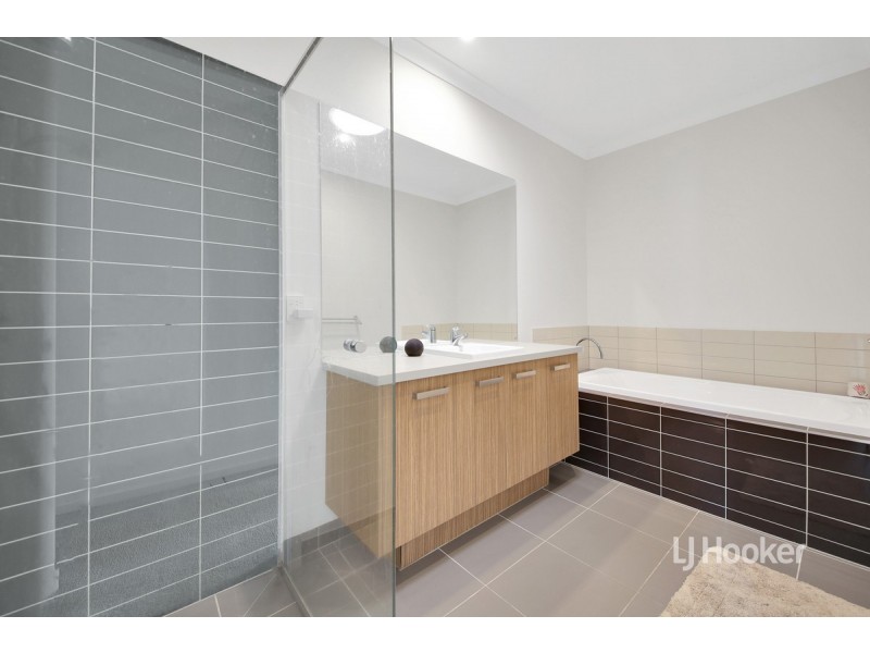 11 Broadbeach Circuit, Sanctuary Lakes VIC 3030