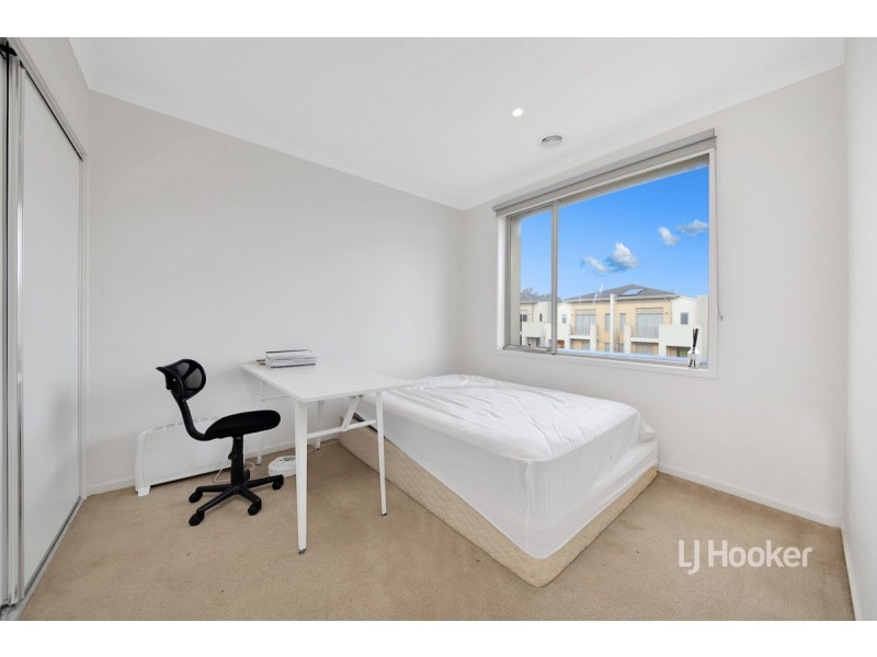 11 Broadbeach Circuit, Sanctuary Lakes VIC 3030