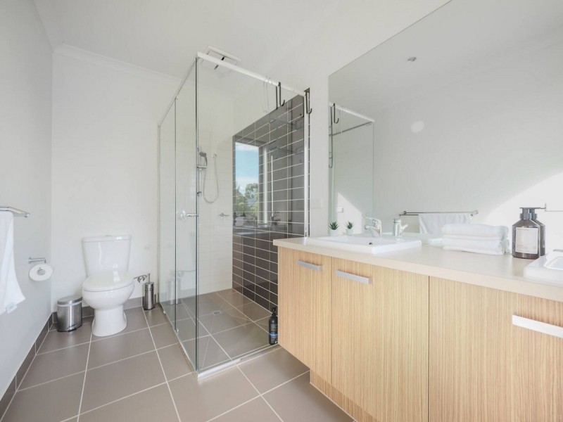 11 Broadbeach Circuit, Sanctuary Lakes VIC 3030