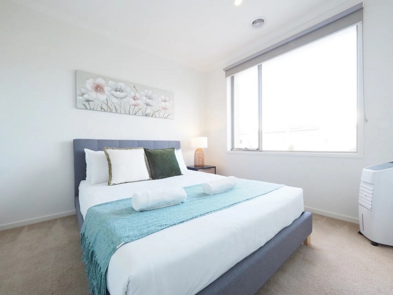 11 Broadbeach Circuit, Sanctuary Lakes VIC 3030