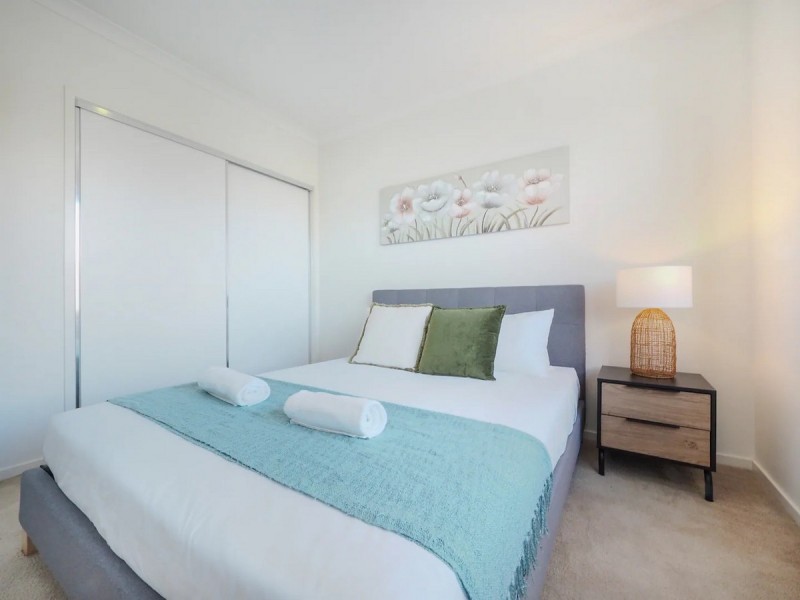 11 Broadbeach Circuit, Sanctuary Lakes VIC 3030