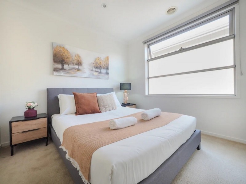11 Broadbeach Circuit, Sanctuary Lakes VIC 3030