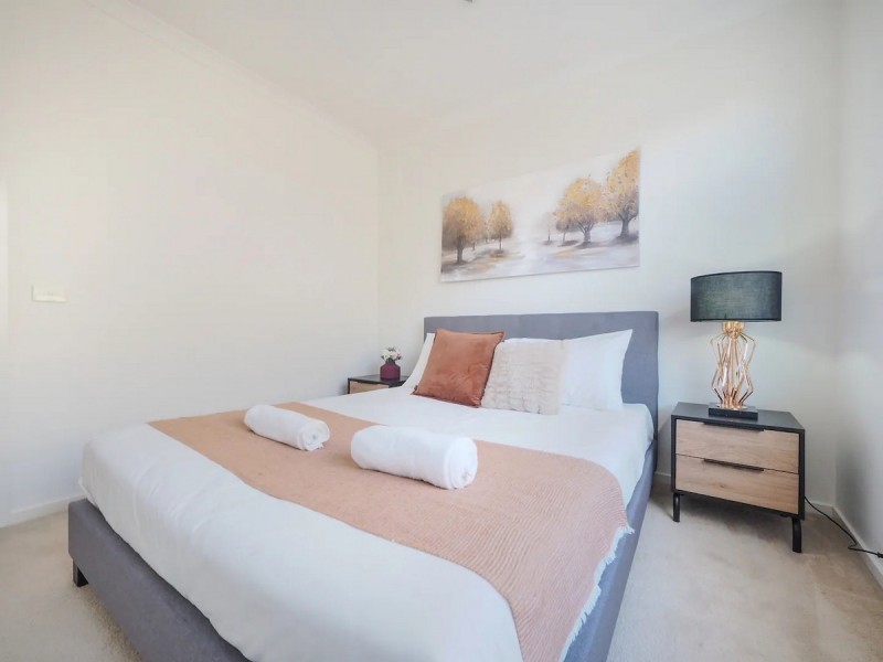 11 Broadbeach Circuit, Sanctuary Lakes VIC 3030