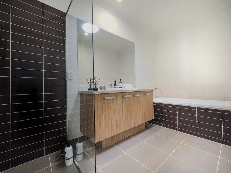 11 Broadbeach Circuit, Sanctuary Lakes VIC 3030