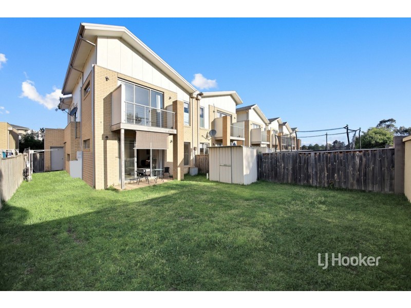 11 Broadbeach Circuit, Sanctuary Lakes VIC 3030
