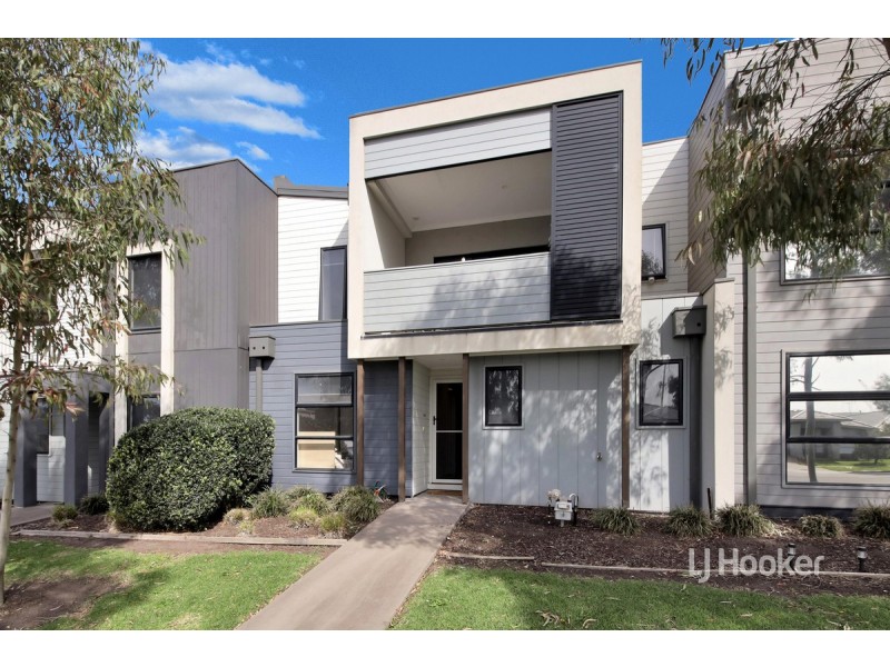 29 Nugget Way, Cranbourne East VIC 3977