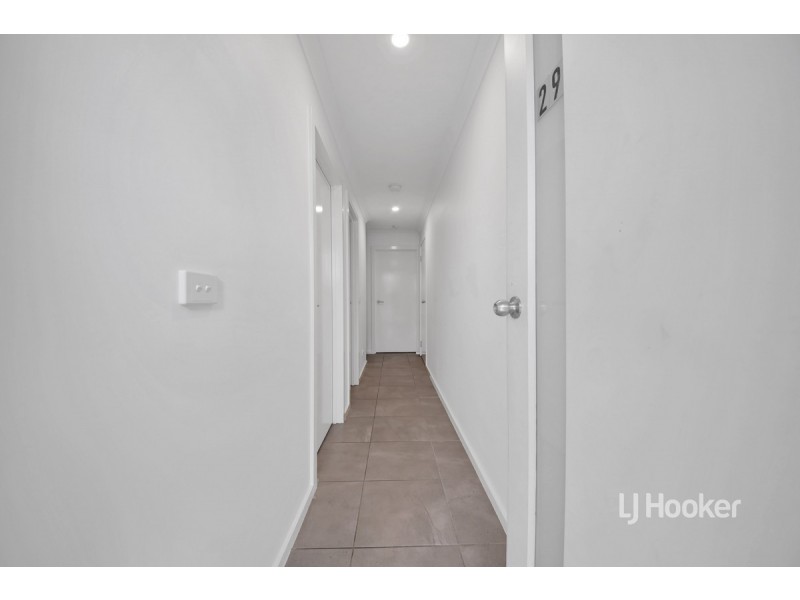 29 Nugget Way, Cranbourne East VIC 3977