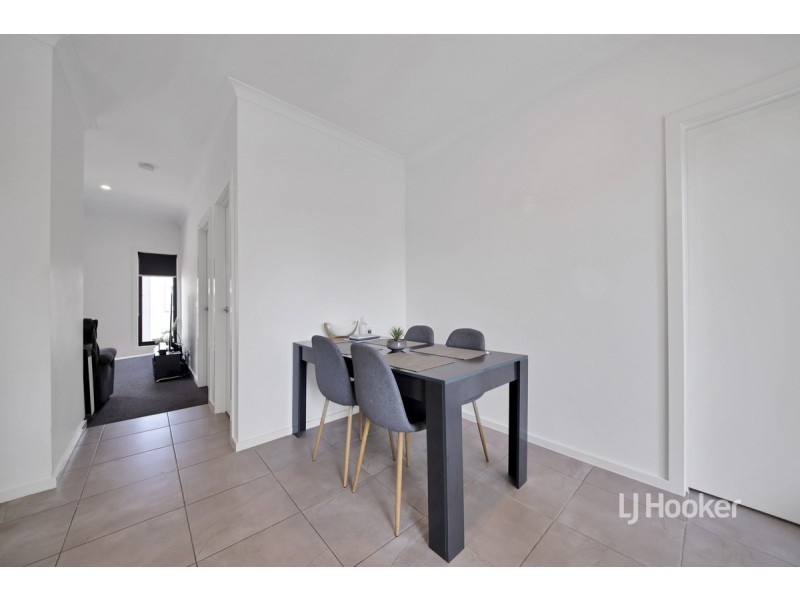 29 Nugget Way, Cranbourne East VIC 3977
