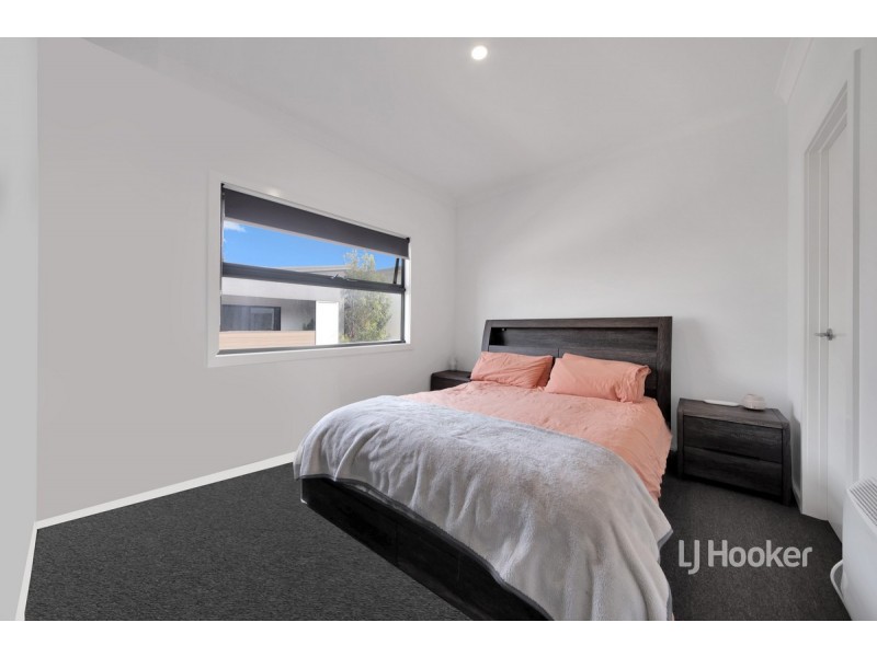29 Nugget Way, Cranbourne East VIC 3977