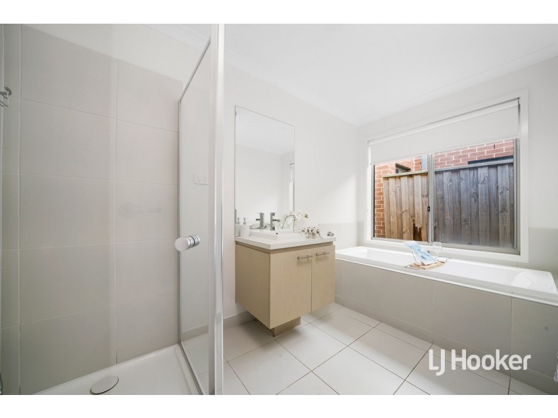 8 Jolimont Road, Point Cook VIC 3030