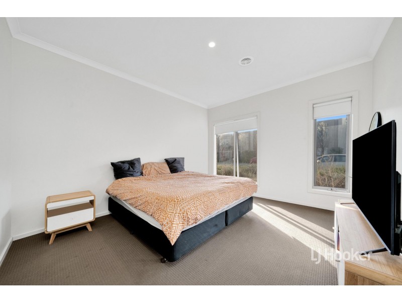 70 Waterhaven Boulevard, Point Cook VIC 3030