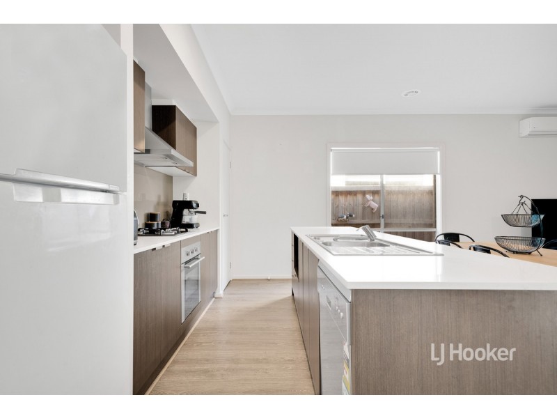 70 Waterhaven Boulevard, Point Cook VIC 3030