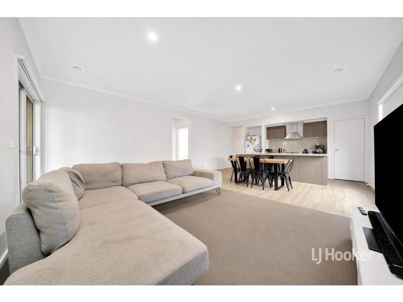 70 Waterhaven Boulevard, Point Cook VIC 3030