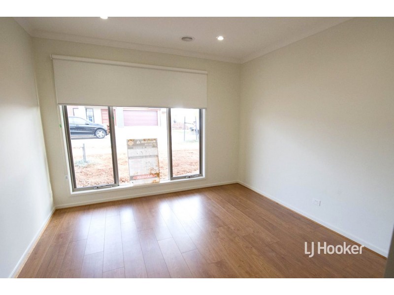 8 Crossdale Avenue, Truganina VIC 3029