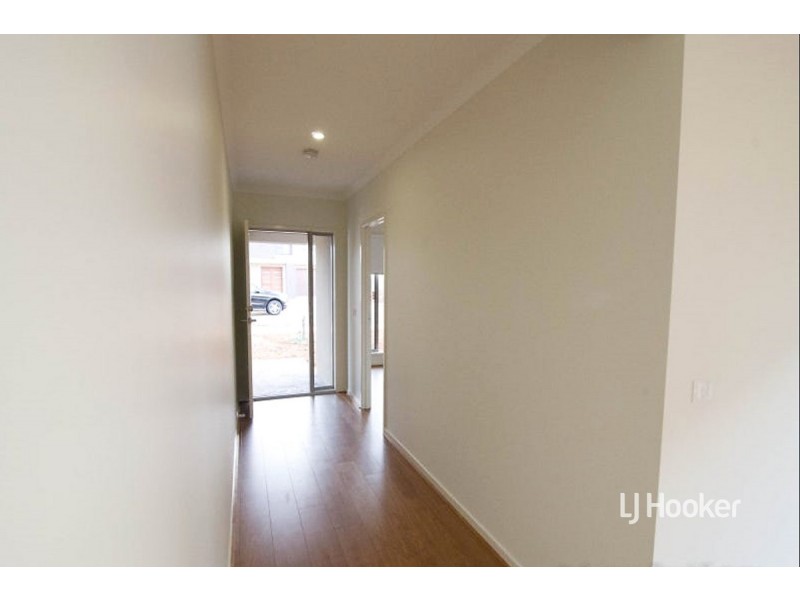 8 Crossdale Avenue, Truganina VIC 3029