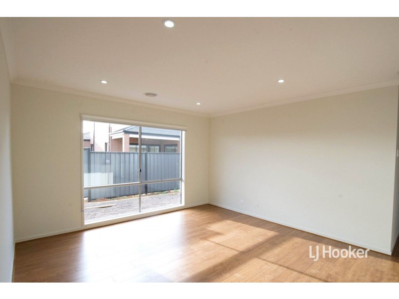 8 Crossdale Avenue, Truganina VIC 3029