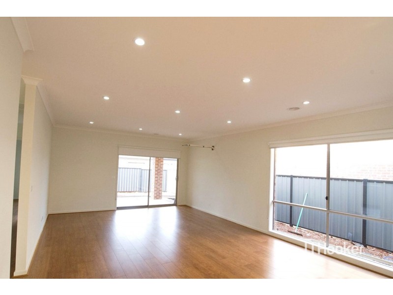 8 Crossdale Avenue, Truganina VIC 3029