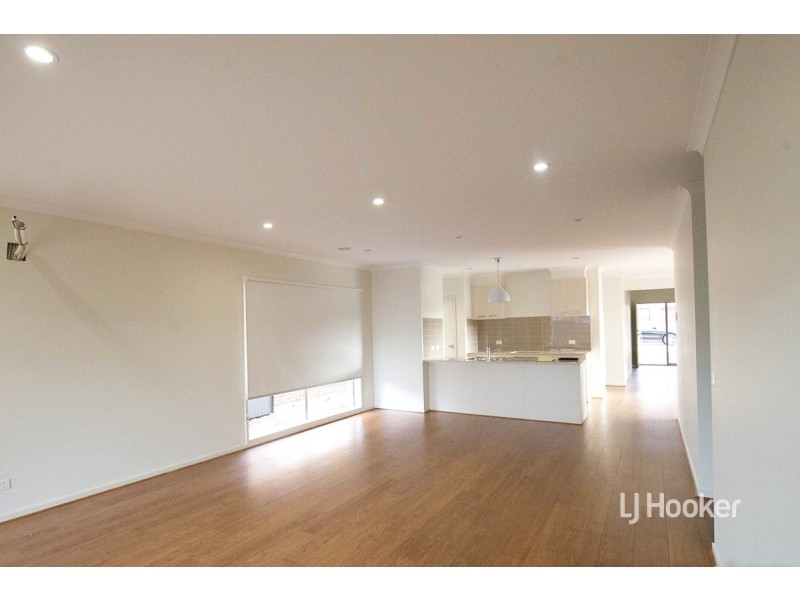 8 Crossdale Avenue, Truganina VIC 3029