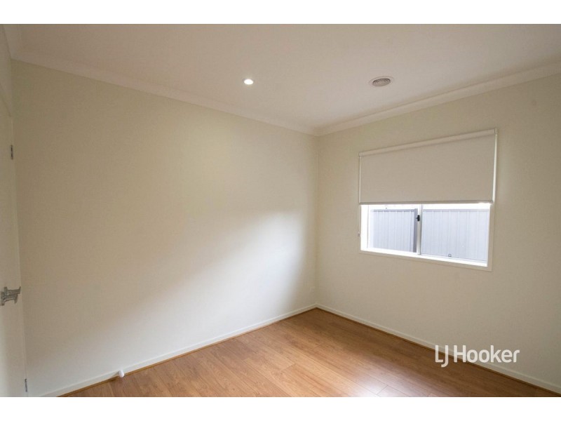 8 Crossdale Avenue, Truganina VIC 3029