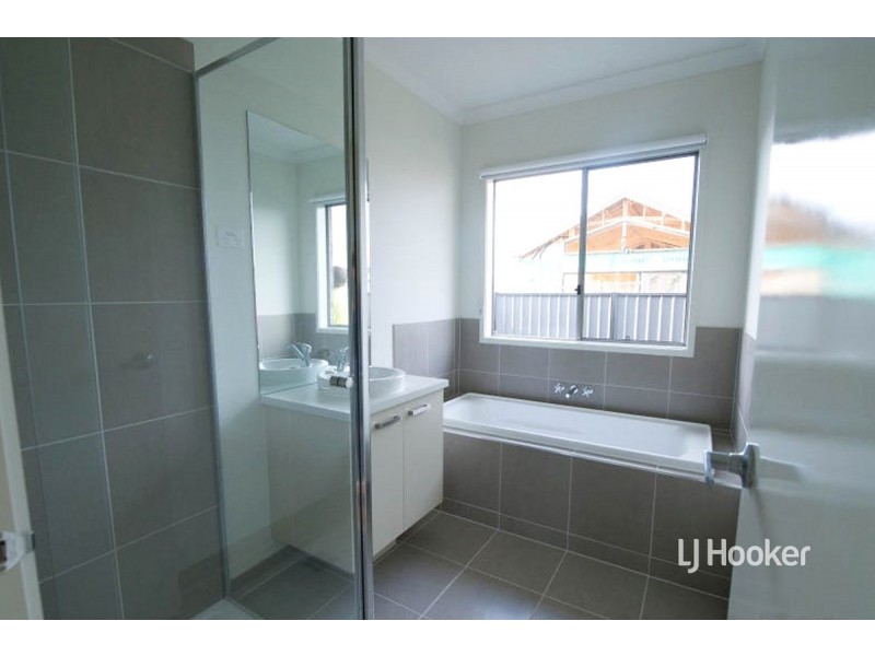 8 Crossdale Avenue, Truganina VIC 3029