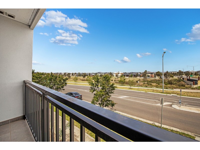 3B Charlwood Promenade, Werribee VIC 3030