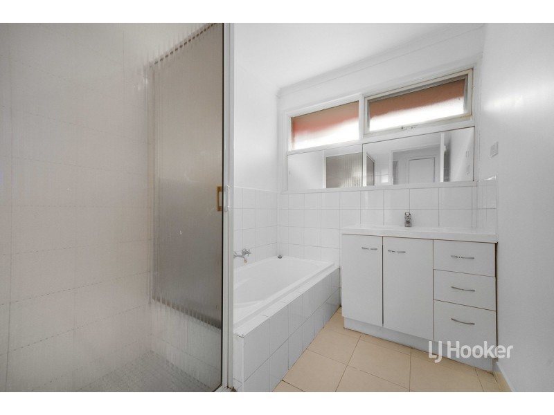 3 Landau Place, Melton West VIC 3337